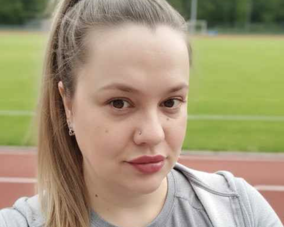 Лідо, це ж не по-людськи, — кривилася старша сестра. — Хіба ти сама зможеш спокійно спати, знаючи, що твоя рідна матір вік доживає в будинку для літніх людей? Ні, матусю нікуди здавати не дозволю! Це моє останнє слово! А хто за нею буде доглядати? Ну ти, звісно, хто ж іще? Я не можу, у мене сім’я, діти. Ліда втомилася так, що вже світу білого не бачила. Вона вже чотири роки нормально не спала, розривалася між двома квартирами — своєю і маминою. Біда з їхньою ненькою сталася як грім серед ясного неба… Ліда тоді, як завжди, посеред тижня забігла провідати маму і знайшла її в ліжку. Вона лише тихо й жалібно мукала.