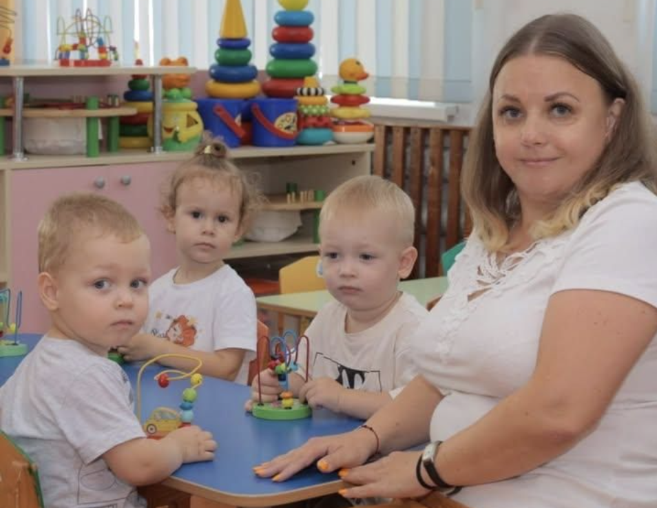 – 5000 гривень? Непогано! – Ми щиро хотіли привітати Наталю Михайлівну з днем вихователя. Вона й справді найкраща, діти її обожнюють. Прийшли зранку з букетом і конвертом. І неймовірно здивувались, коли вона взяла подарунок і просто в нас на очах почала рахувати гроші. Те, що вона зробила далі – шокувало усіх.