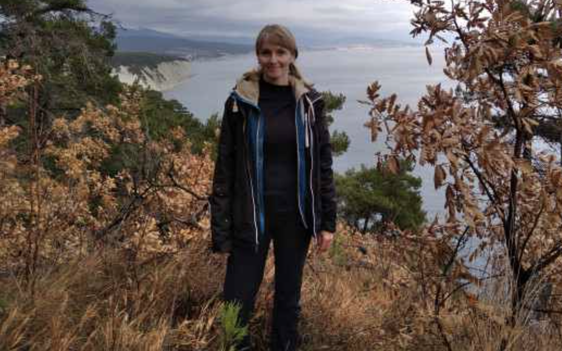 Таня прожила з Ігорем п’ять років, але так і не дочекалася запрошення до РАГСу.  Дівчина була чудовою господинею, чистюлею. А ще ласкавою і ніжною. Але останнім часом відчула охолодження відносин.  Точніше, холоднішим ставав Ігор, часто бував не в настрої і не бажав спілкуватися. Як тільки повечеряє, так йде до телевізора дивитися черговий фільм. На ніжність Тані відмахувався і говорив, що втомився і хоче побути один. — Послухай, Іра, — радилася Таня з сестрою, — що це може бути? І тягнеться таке до мене ставлення ось уже майже два місяці.