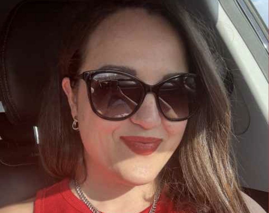 Маріє, ви коли завдаток принесете? Бо охочі, знаєте, є. Я випросталася, почервоніла від напруження. Блискавка залишилася на середині халяви. – Який завдаток, Геннадію Павловичу? – Роздратовано запитала я. – Я у вас нічого не просила. – Ну як же, – сусід часто заморгав важкими, червонуватими, повіками, – за «ластівку» мою. Вадим же сказав, що цього тижня точно віддасть. Я вже зателефонував та дізнався, які документи потрібні для переоформлення. Я розгубилася, вибираючи потрібні слова. Річ у тім, що сусід за віком перестав їздити на своїй «ластівці», – підводив зір.