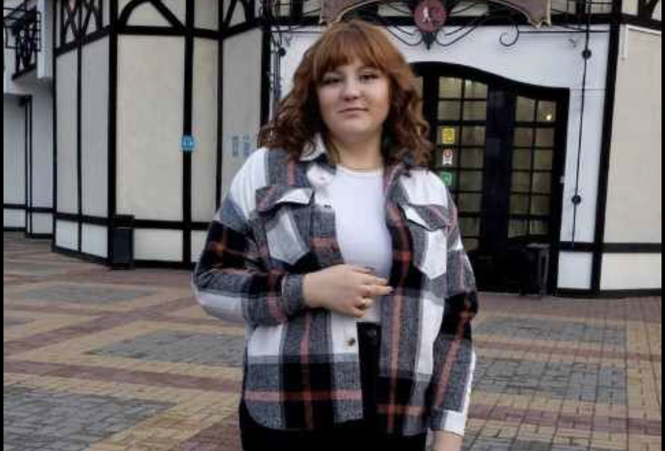 Терпи, доню! Ти тепер в іншій сім’ї, і на їхні порядки треба зважати. Ти вийшла заміж, не в гості ж прийшла. – Які порядки, мамо? Та вони всі тут ку-ку! Особливо свекруха! Вона мене ненавидить, це очевидно! – А ти колись чула, щоб свекрухи були добрими? – Гуляє! Гуляє! От зачастила! – Світлана Петрівна стояла посеред кухні, її обличчя було червоне від гніву, а очі горіли люттю. – Якщо мужик гуляє, то баба сама винна. Що мені тепер все пояснювати тобі, чи що? Свекруха була в сказі. Кричала на свою невістку Лізу, як ненормальна. А все через те, що та запідозрила свого чоловіка, її сина Бориса, у невірності.