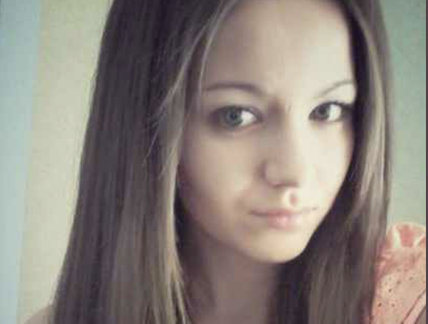 Одного разу друг мого чоловіка, літній холостяк, привів до нас молоду дівчину. Їй було двадцять два роки, але можна було дати не більше шістнадцяти. Самому другу було сорок п’ять років. Він не одружився, тому що в молодості пережив втрату коханої дівчини – вона пішла з життя від онкології. Спочатку довго страждав, потім шукав схожу. Так старів у самоті, змирився з тим, що життя буде коротати один. І раптом приводить до нас цю «дитину». Дівчина була небалакуча, я не змогла знайти з нею спільну мову.