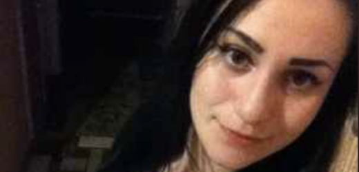 Ігорю, а де мені сісти? — тихо запитала я. Він нарешті подивився в мій бік, і я побачила в його очах роздратування. — Не знаю, розберися сама. Бачиш, усі зайняті розмовою. Хтось із гостей хіхікнув. Я відчула, як кров прилила до щік. Дванадцять років шлюбу, дванадцять років я терпіла зневагу. Я стояла у дверях банкетного залу з букетом білих троянд у руках і не могла повірити своїм очам. За довгим столом, прикрашеним золотистими скатертинами та кришталевими келихами, сиділи всі родичі Ігоря. Усі, крім мене. Для мене не знайшлося місця.