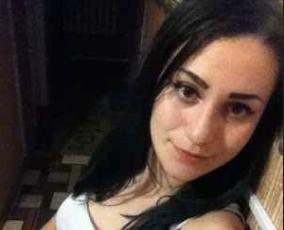 Ігорю, а де мені сісти? — тихо запитала я. Він нарешті подивився в мій бік, і я побачила в його очах роздратування. — Не знаю, розберися сама. Бачиш, усі зайняті розмовою. Хтось із гостей хіхікнув. Я відчула, як кров прилила до щік. Дванадцять років шлюбу, дванадцять років я терпіла зневагу. Я стояла у дверях банкетного залу з букетом білих троянд у руках і не могла повірити своїм очам. За довгим столом, прикрашеним золотистими скатертинами та кришталевими келихами, сиділи всі родичі Ігоря. Усі, крім мене. Для мене не знайшлося місця.