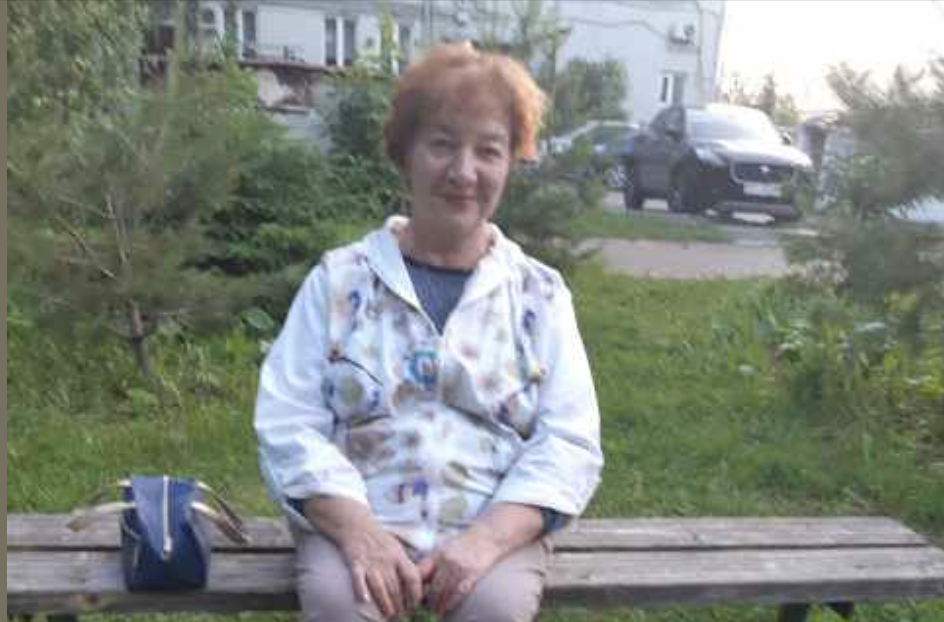 Пам’ятаю, прийшла до мене Люба минулої осені, в самий листопад. Дощ тоді зарядив нудний, дрібний, все село сірою пеленою затягнув. Стукає вона, входить, а на ній обличчя немає. Сама сіра, як та осінь, хустка пухова збилася, руки тремтять, а пальці – всі в тріщинах. Робочі руки, селянські.