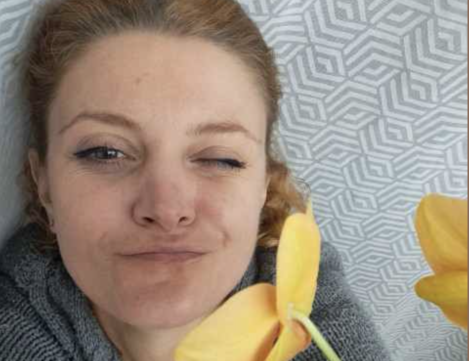 У Тетяни не було дітей. Лікар прямо сказав: ніколи не зможеш народити. Вона довго тримала це в собі, не наважуючись розповісти чоловікові, Миколі. Страх паралізував її. Але одного разу зібрала всю сміливість і зізналася. — Дітей у нас, Коля, не буде через мене. Лікар так сказав. Тоді Тетяні було 35 років. Уже не молода жінка. Її однолітки у селі давно мали по троє-четверо дітей. А в неї — нікого. Чоловік її, Микола, був старший на десять років. — Ну то й нехай, — сказав Микола, трохи подумавши. — Як життя складеться, так і буде. Мені з тобою добре.