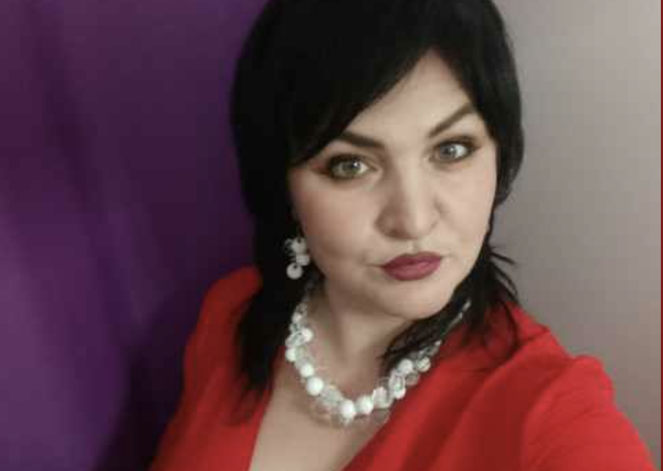 У двері подзвонили, коли я вже готувалася до сну, доїдаючи “Мівіну” із пакета за переглядом серіалу. Відкривши двері, я побачила Антоніну Дмитрівну. Свекруха стояла на порозі з великою валізою та букетом хризантем. — Галочко, можна увійти? Ми не бачилися місяців зо три. Після того, як Володі не стало, минув уже рік. Спілкувалися лише телефоном. Зрідка. На свята.