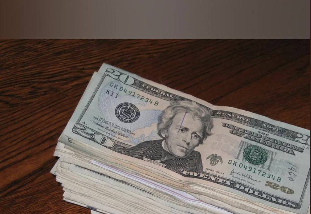 Не спілкуюся з батьками та навіть онука їм не привожу в гості. Нехай спершу віддадуть мені спадок, а тоді вже поговоримо! . . Моя мама отримала у спадок будинок у якомусь селі. Там жила бабусина старша сестра, Галина Миколаївна. Вона не мала ні чоловіка, ні дітей. А років ще 20 тому виїхала в Італії на заробітки.Довго працювала, заробила собі всі болячки світу і цього травня її не стало. Я щиро сподівалася, що батьки продадуть ту хату та гроші віддадуть мені. Але все