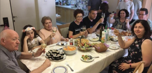 Знаєте, я ніколи не думала, що матиму проблеми з невісткою. Але Ірина таке шоу влаштувала на моїх іменинах. що довелося її вигнати геть. Хоча, чула чимало історій про те, що це свекрухи починають сварки з дівчатками. Повірте, не я першою пішла на цей конфлікт. Отож, 22 вересня у мене були іменини, 50 років. Трохи після церкви (бо то була неділя) не встигала засервірувати стіл та нарізати фрукти. Тому попросила Іру допомогти, вона якраз зайшла на кухню…