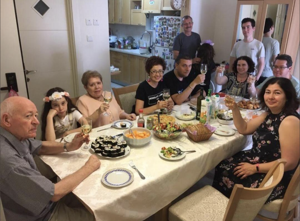 Знаєте, я ніколи не думала, що матиму проблеми з невісткою. Але Ірина таке шоу влаштувала на моїх іменинах. що довелося її вигнати геть. Хоча, чула чимало історій про те, що це свекрухи починають сварки з дівчатками. Повірте, не я першою пішла на цей конфлікт. Отож, 22 вересня у мене були іменини, 50 років. Трохи після церкви (бо то була неділя) не встигала засервірувати стіл та нарізати фрукти. Тому попросила Іру допомогти, вона якраз зайшла на кухню…