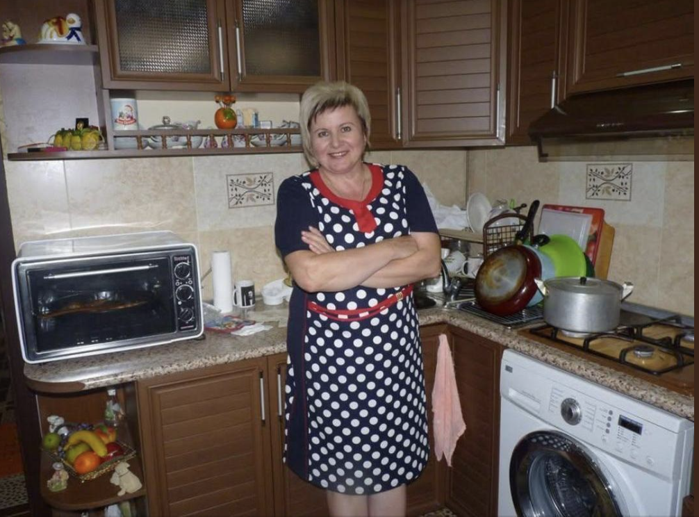 Характер у моєї невістки такий, що дай Боже. Ходить господинею по квартирі. Ми вже й посваритися встигли. А що ж мій син? Став на її бік. Я не витримала і повернулась в Португалію. Через деякий час син до мене подзвонив і те, що він сказав я не знала як сприймати.