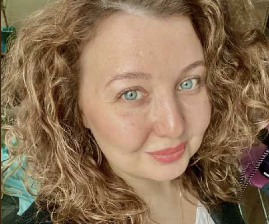 Степане, мені треба купити нове пальто, – сказала Тамара до чоловіка. – А я ж у декреті, грошей нема… – Навіщо тобі нове пальто? – здивувався той. – А що зі старим сталося? Тамара сумно схилила голову… Вона сиділа вдома. Так і не повернулася на роботу з декретної відпустки, бо за донькою Світланкою потрібен був постійний нагляд – вона постійно була слаба. Спочатку, все здавалося нормальним. У неї були деякі заощадження. Але потім вони закінчилися і тепер вся їхня маленька родина жила виключно на зарплату чоловіка… Степан працював у великій фірмі і любив говорити, що якби не сім’я, то він би вже став великим начальником, але ось, пожертвував усім заради кохання й народження первістка… – Тому, люба, будь вдячна за те, що маєш і не нервуй мене, – казав він… …– Розумієш, пальто вже все в катичках і ще… Воно мені мале. – Майже не сходиться… – Ну, а хто винен у цьому? – усміхнувся Степан і почав підчищати шматочком хліба соус із тарілки з вечерею.