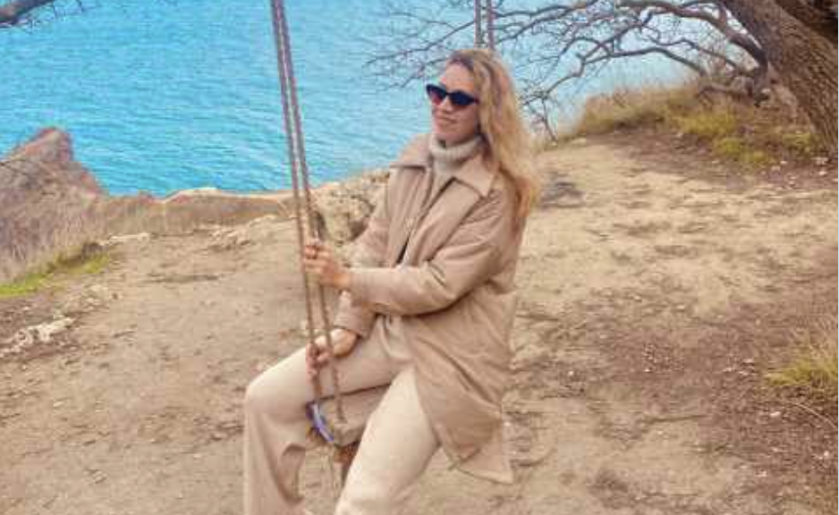 Марина прокинулася рано, хоча день народження — не той привід, щоб підхоплюватися з півнями. Але сон зник, ледь перші промені пробилися крізь ситцеві фіранки дачної спальні. Вона лежала, дивлячись у стелю, і прокручувала в голові план. Сьогодні їй виповнювалося сорок вісім, і вперше за багато років вона вирішила відзначити цей день так, як хотіла сама, а не так, як від неї очікували. — Ще спиш? — пробурмотів Ігор, повертаючись на бік. — Ні, — Марина сіла, поправляючи розпатлане волосся. — Вставай. Нам багато потрібно зробити.