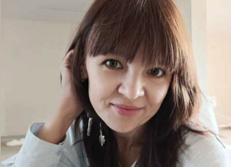 Жінку колись давно чоловік покинув. Вони всього два роки прожили в шлюбі, і він пішов до іншої. П’ятнадцять років тому. Жінка розчарувалася в людях, її серце було розбите. – Тепер я стану безжальною і холодною, – так вона вирішила. Ніхто її більше не покине, тому що особисте життя для всіх закрите. Вона зайнялася кар’єрою, купила простору квартиру і жила там одна. І вважала, що ніщо не зможе викликати в ній співчуття і жалість. Вона дуже важко пережила раптове розлучення, навіть ходила до психолога. Тепер вона буде себе любити і берегти.