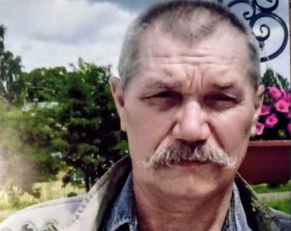 З ранку настрій був піднесеним, захотілося навіть зробити зарядку, але після пари присідань у правому коліні так хруснуло, що Павло Андрійович залишив цю затію і обмежився обережними нахилами. Настрій трохи зіпсувався. Зробивши бутерброд з маслом, він запив його теплим чаєм і виглянув у вікно. Поки не розігралася денна спека, можна трохи прогулятися, заразом зайти в магазин, прикупити гречаної крупи і молока.