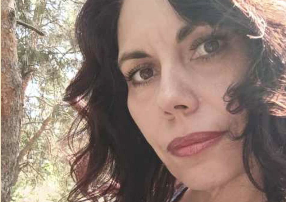 Тонкий струмінь води з крана наповнював скляний стакан, який тримала немолода жіноча рука. Стакан наповнився і почав перетікати через край, а жінка так і стояла, глибоко замислившись. Клавдії нещодавно виповнилося шістдесят, але виглядала жінка набагато старшою. Життя було непросте. Коли чоловік пішов, їй не було тридцяти, а дочка була зовсім маленька. Довелося дівчинку одну виховувати.