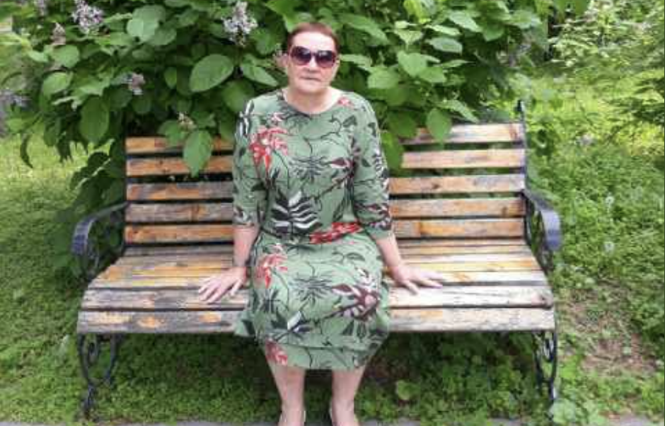 Радісний син привіз матір на автовокзал пізно вночі, купив квиток на автобус і поїхав. А вона так і сиділа майже добу на одному місці. Автобус, на який їй був дбайливо сином куплений квиток, давно поїхав — Стареньку бачив? – Костянтин зняв кепку, витер піт із чола і знову надів її. Другий таксист, що стояв поруч, погладив свій великий живіт і кивнув. — Бачив. Думаєш, наш клієнт? — Мені, Михайловичу, здалося, що я її вчора на тому самому місці бачив. — О ти даєш.