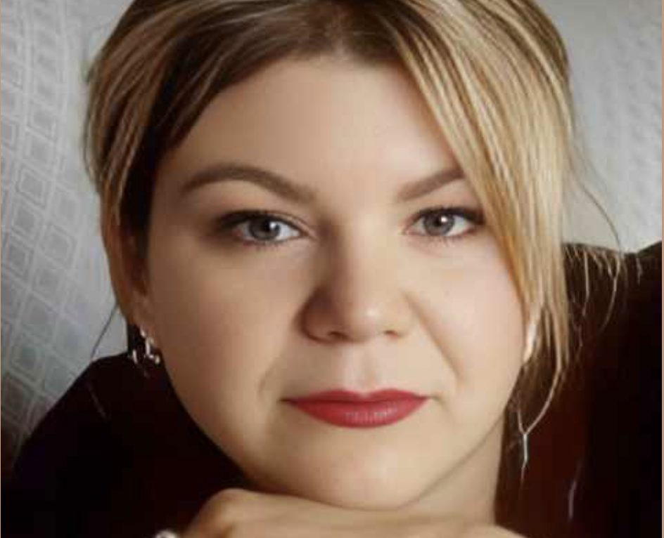 Даринко, гості прийшли, а ти все у фартуху! – свекруха, Поліна Львівна, засуджуюче подивилася на невістку. У Дарини був день народження, тож вона з вечора не відходила від плити. Її чоловік Вадик сказав, що святкувати в кафе надто дорого, тому їй довелося накривати стіл удома. Для одного з салатів, який дуже любив чоловік, потрібно було фермерське м’ясо і гарний, стиглий гранат, і щоб все це купити Дарина вирушила на ринок. Щоправда, у місті були великі затори, і повернулася Дарина вже тоді, коли мала займатися собою, а не нарізкою салату. У результаті жінка простояла біля плити до приходу гостей. Більше того, чищення граната зробило її руки не надто презентабельними.