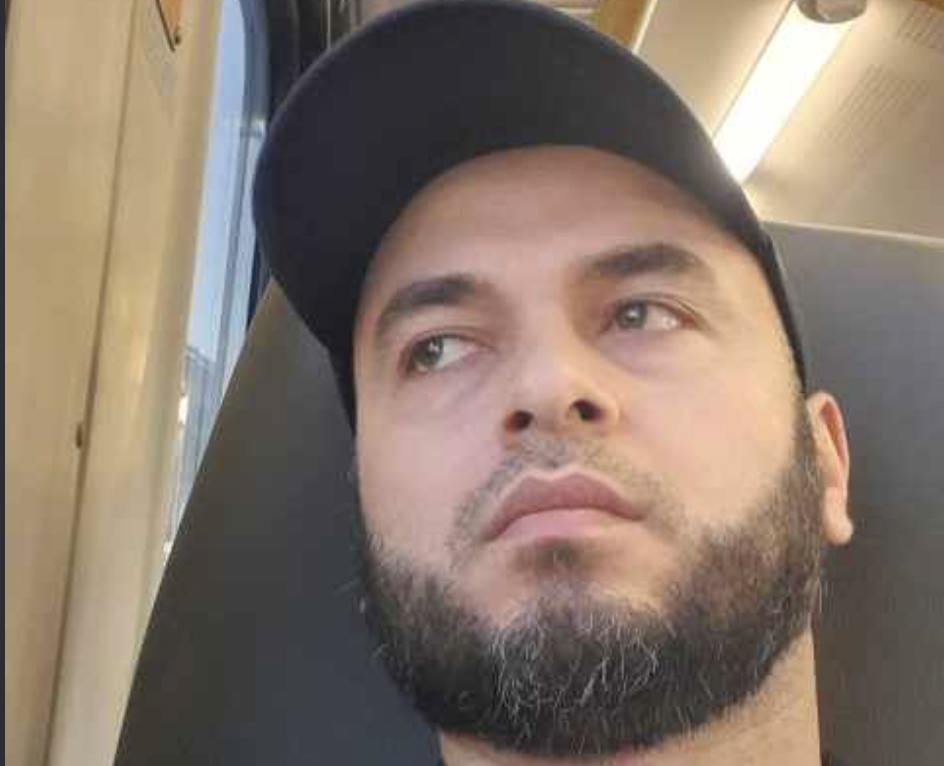 Ну, Людо, це ж ювілей. Шістдесят років, кругла дата. Мама образиться, якщо ми не приїдемо, — голос Стаса був вкрадливим, майже благальним. Він стояв, притулившись до одвірка, і спостерігав, як дружина методично водить праскою по його сорочці. Людмила не відповіла. Кімната була наповнена вологим теплом і запахом чистої білизни. Гаряча праска з тихим шипінням торкалася вологої тканини, розгладжуючи найменші складки. Її рухи були відточеними, майже механічними: спочатку комір, потім манжети, планка з ґудзиками, спинка. Вона працювала мовчки, зосереджено, і це мовчання було куди більш оглушливим, ніж будь-який крик. Стос ідеально випрасуваних сорочок ріс на краю дошки акуратною вежею.