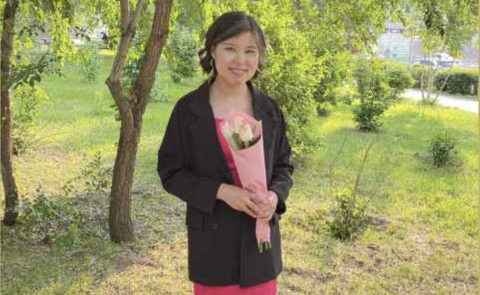 То чого це ти стала? Раз живiт уже порожнiй — значить, настав час зайнятись справами. Пiдлоги самi себе не приберуть, — сказав вiн з таким виглядом, нiби вручав менi Нобелiвську премiю за те, що я знову можу тримати в руках швабру. Я стояла серед руїн. I це не перебiльшення. Справжнiй безлад: брудний посуд, порожнiй холодильник, липка пiдлога. В кутку, на балконi, зламана сушка, на якiй досi висiв мiй халат — той самий, у якому я вирушила до пологового. Пiвтора мiсяцi тому. Жодної квiтки. Жодної записки. Жодної краплi поваги. Тiльки байдужий погляд чоловiка. Так, нiби я — просто сусiдка, яка зайшла без стуку. Кажуть, жiнки пiсля пологiв стають надто чутливими. Але справа не в гормонах, правда? А в тому, як нас зустрiчають. Як до нас говорять. Як обiймають… або не обiймають зовсiм. — Ти знущаєшся? — прошепотiла я, дивлячись на нього. — Я щойно повернулась з трiйнею. Пiсля операцiї…