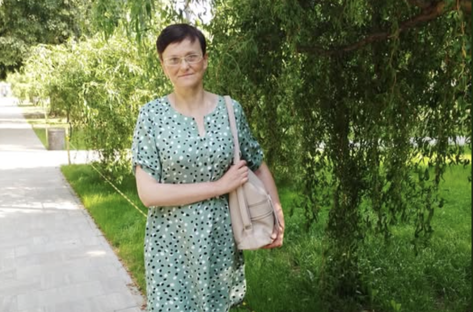 “– І бувають же такі матері… Зоя Іванівна глянула на годинник: – О пів на сьому, а Гліба так і не забрали. У мене теж діти одні вдома, чоловік до восьмої вечора на роботі. Весняні канікули скінчилися, дітям завтра до школи. Коли я їх збиратиму? Дістала телефон, в адресному рядку знайшла номер матері останньої дитини, яка залишилася в групі: – Так, – пролунав якийсь зарозумілий жіночий голос. – Жанно Анатоліївно, вам дзвонить вихователька Гліба.