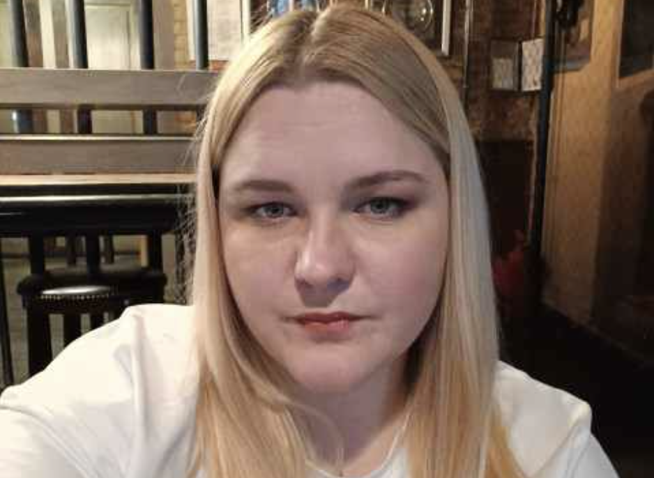 Телефон розбудив Валю о п’ятій ранку. Дзвонили з невідомого номера. — Так, — сухо сказала Валя. — Валюша? — почула вона гучний і радісний жіночий голос. — Це ти? — Я, — байдуже відповіла Валя. — А це я, — радісно сказала жінка. — Ви мене впізнали? — Я впізнала вас, — відповіла Валя з ввічливості, щоб не образити, хоча й гадки не мала, хто їй телефонує. — А я була впевнена, що ви мене одразу впізнаєте, — радісно продовжила жінка. — Як добре, що я вас спіймала. Ви можете зараз говорити? — Можу.