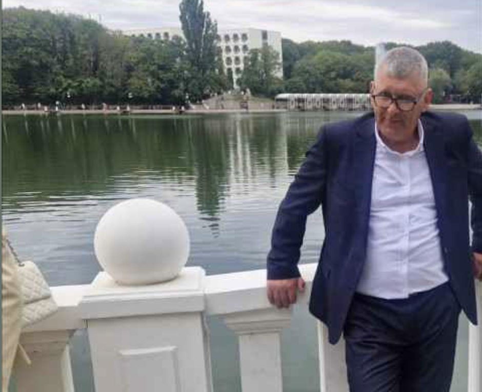 Вона натягнула халат — той самий, який Геннадій називав «мішком» — і пішла на кухню. Подивилася на себе мимохідь у дзеркало. П’ятдесят два роки, сиве волосся біля скронь, яке вона старанно зафарбовувала щомісяця, зморшки біля очей, зайва вага. Кілограмів п’ятнадцять точно. Колись вона була стрункою, але після народження дітей, після нескінченних свят, які вона готувала для всієї рідні, після ночей, коли вона заїдала самотність власною випічкою — вага поповзла вгору.