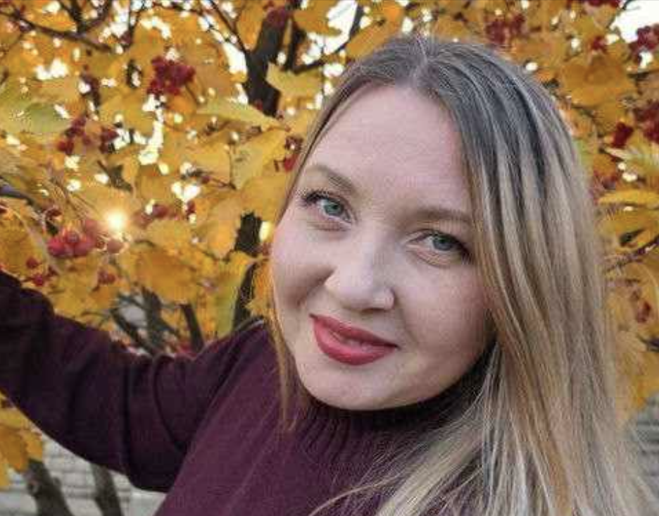 У квартирі подружжя уже третій день тиша. Олена вставала о пів на сьому ранку, по дзвінку будильника. Приводила себе до ладу, пила каву, яку вже третій день варила тільки для себе, і рівно о сьомій залишала квартиру. Відразу після цього підіймався Савелій. Він сам смажив яєчню, варив каву. Сьогодні він не знайшов випрасуваної сорочки – довелося вмикати праску. В результаті, чоловік мало не запізнився на роботу.