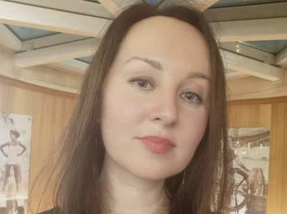 Тринадцять років Олена була для свого чоловіка сонечком, котиком і пташкою, але одного дня, наче грім серед ясного неба, вона почула від нього, що стала схожою на сіру мишку, відстала від трендів, та ще й нудна, провінційна і вже не юна (а Олені ж лише 34!). Ці слова кинув їй Назар, пакуючи свої светри зі шафи.