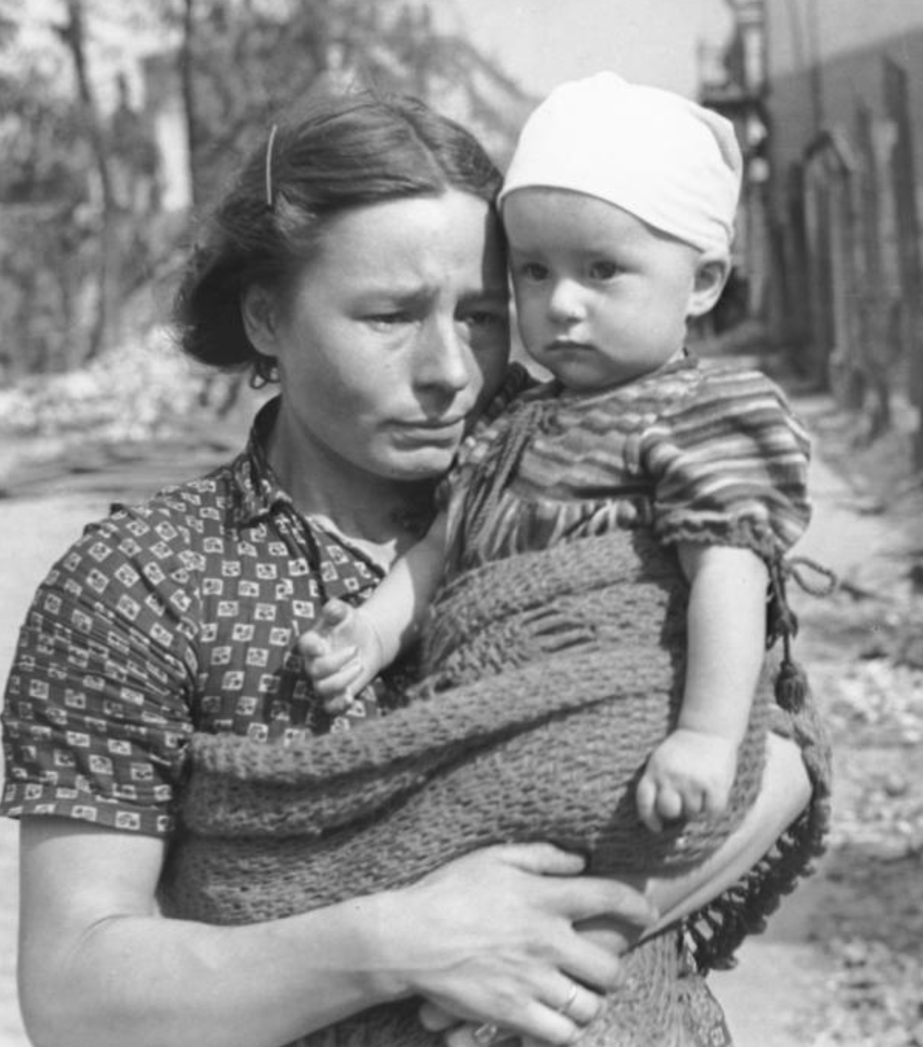 1939 рік. Дочка затягла в кущі мого чоловіка, а я дев’ять місяців носила її ганьбу під серцем, посміхаючись сусідкам. Коли живіт рушив, я шила собі сукню на виріст, а вона сміялася з моїх сліз, не знаючи, що її дитина стане моїм сином назавжди. А потім прийшла війна