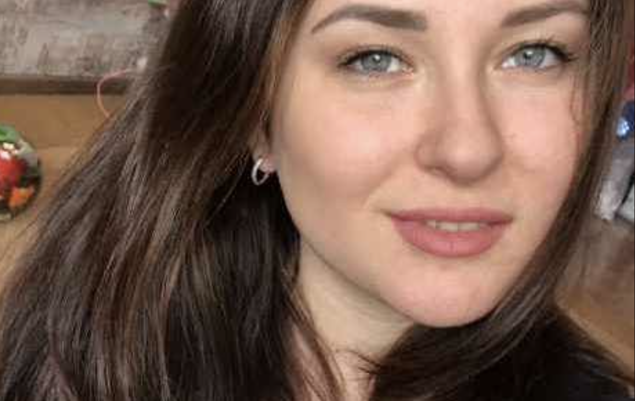 У будинку малюка їй дали чудове імʼя Лія. Маленьких дітей з будинку малюка охоче забирають у сімʼї, а її ніхто не забрав. Вона була чудовим, блакитнооким створінням, без уроджених патологій, але не пощастило. Не всім і не завжди щастить у цьому житті. Лію народила дуже юна мати, сама майже дитина. Вона залишила непотрібну дочку і втекла з лікарні.