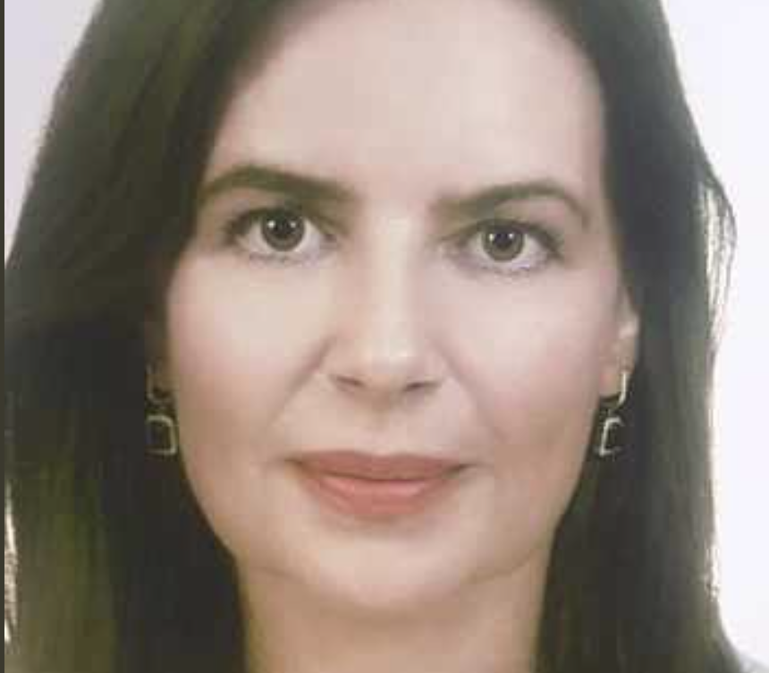 Перебираючи речі в шафі для білизни, Лариса здригнулася, коли двері в її кімнату відчинилися, і на порозі, немов кам’яна статуя, застигла розлючена свекруха. Галина Василівна в цю мить нагадувала справжню фурію. Навіть волосся жінки вибилося місцями з тугого пучка і стирчало в різні боки. – Тобі більше зайнятися нічим, як тільки в шафі копатися цілими днями? – розлютилася свекруха. – Роботу шукати не думала нормальну? Сидиш за своїм комп’ютером цілодобово майже, а толку від цього ніякого.