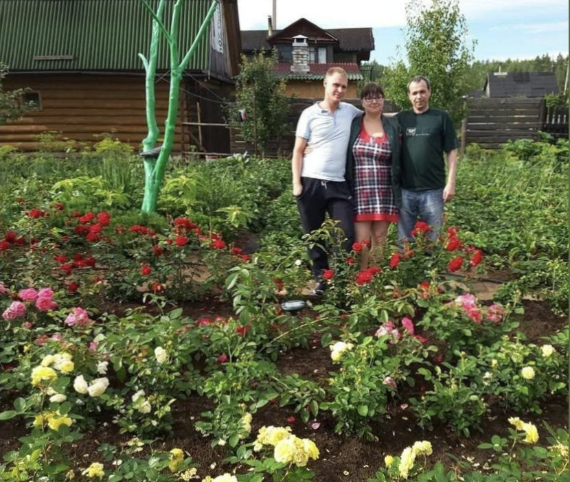– Сину, ти в тій хаті прописаний? Ти там господар?  – Ні. Але яка різниця? – Ну дійсно, яка різниця. Давай я зараз тобі вишлю долярики та єврики, ти їм палац збудуєш, а потім тебе копняком під одне місце за ворота виставлять.  Ми дуже сильно посварилися і Павло кинув слухавку. Звісно, я не збираюся вкладати гроші у чуже майно.