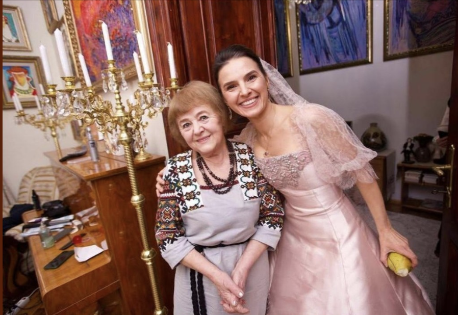 Всі гості на весіллі бажали нам щастя, здоровʼя, діточок як на небі зірочок.  Але тост моєї бабусі Магди вразив всіх. Я і сама декілька секунд стояла мовчки та не знала, що відповісти на таке побажання.  А потім взагалі розплакалася, не дивлячись на макіяж, та побігла обіймати стареньку. Напевно, ці святі слова та настанови ще до скону памʼятатиму і внукам розповідатиму!  Що було в побажанні – дивіться в першому коментарі ВПЕВНЕНІ, ЩО ВИ НЕ СТРИМАЄТЕ СЛІЗ!!!