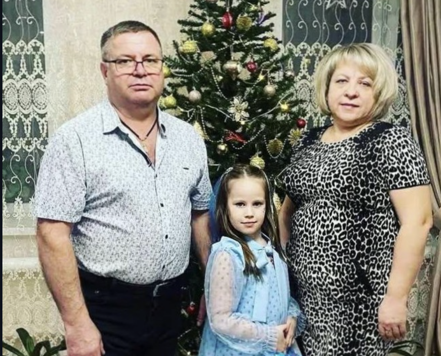 Цього року я вперше привезла Педро в Україну на свята. Хотіла, аби чоловік відсвяткував Різдво та Новий Рік за нашими, українськими традиціями. Звісно, заздалегідь привезла доньці та онукам гостинці, продукти до столу, одяг, різні подарунки. Думала, що Педро також подарує щось гідне. Однак, коли побачила, що він привіз для моєї Олени та онуків – аж дар мови втратила! Господи, що про мене подумають потім родичі та сусіди! НЕ ВИСТАЧАЛО, АБИ ЗА МОГО ЧОЛОВІКА ТАКЕ ПЛІТКУВАЛИ!