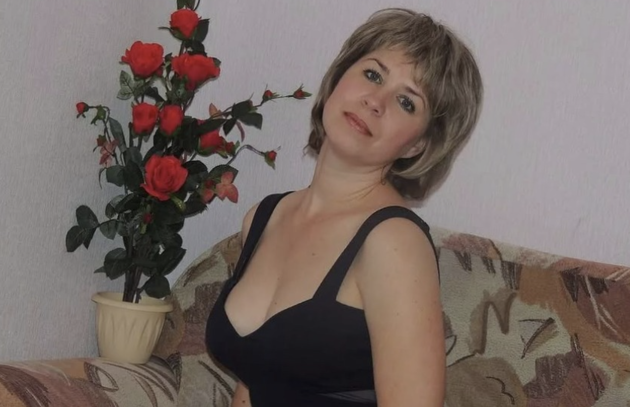 Я зайшла додому на три години раніше — і завмерла в коридорі. На кухні вже був накритий стіл: свічки, шампанське, дві тарілки. Я навіть встигла подумати: «Невже він теж вирішив здивувати?» І тут із спальні прорізався жіночий сміх. За секунду в коридор вискочила незнайомка — в одному рушнику, з мокрим волоссям.