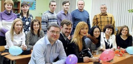 Павле, ти ж не став прибиральником? — вистрілила Роза Йосипівна просто посеред ресторану.   Сміх ковзнув по столах, як тоді в школі, коли його мама мила коридори і носила відра.   Вчителька біології сиділа з гордо піднятим підборіддям і розглядала всіх, ніби на перевірці.   Павло мовчки стиснув келих і підняв на неї очі.   Вона чекала, що він знітиться і ковтне образу, як колись на її уроках.   І знову при всіх — так, щоб запекло, щоб принизити, щоб нагадати про «місце».   — Я займаюся будівництвом, — сказав він рівно.   Роза Йосипівна одразу усміхнулась тим самим колючим ротом.   — Будівельник, значить… Ну хоч якась професія, — прошипіла вона, не ховаючи презирства.