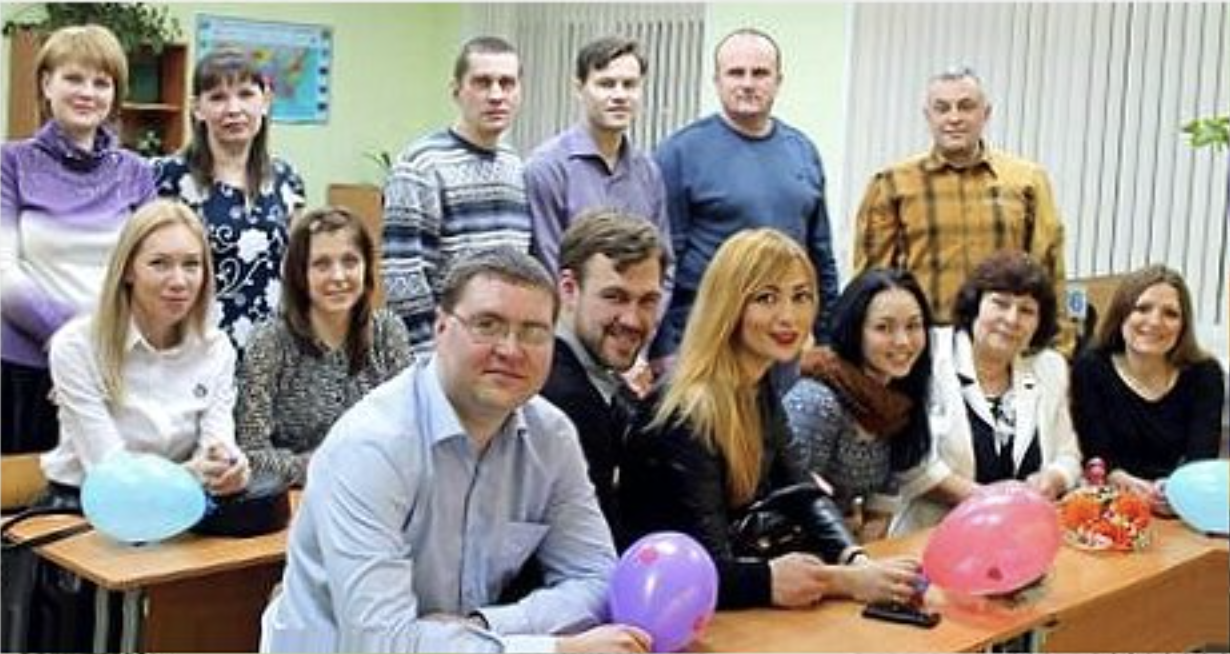 Павле, ти ж не став прибиральником? — вистрілила Роза Йосипівна просто посеред ресторану.   Сміх ковзнув по столах, як тоді в школі, коли його мама мила коридори і носила відра.   Вчителька біології сиділа з гордо піднятим підборіддям і розглядала всіх, ніби на перевірці.   Павло мовчки стиснув келих і підняв на неї очі.   Вона чекала, що він знітиться і ковтне образу, як колись на її уроках.   І знову при всіх — так, щоб запекло, щоб принизити, щоб нагадати про «місце».   — Я займаюся будівництвом, — сказав він рівно.   Роза Йосипівна одразу усміхнулась тим самим колючим ротом.   — Будівельник, значить… Ну хоч якась професія, — прошипіла вона, не ховаючи презирства.