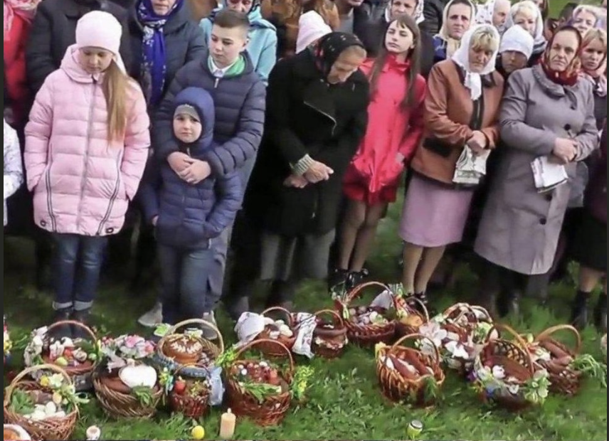 Я в вашу церкву освячувати кошики не піду! Немає там правди! – Я за голову схопилась, почувши це від свекрухи. Вже три роки в країні біда, а до людини досі нічого не дійшло. Тепер не знаю, що робити, адже якщо ми не підемо з мамою чоловіка – пересваримось остаточно.