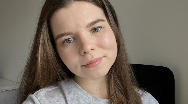 – Збирай речі і йди, – заявив дружині Сергій. – До мами чи, куди хочеш. Мені байдуже. – Ти серйозно? – ахнула Віка. – Звісно! – сказав той. – Я від вас втомився. І від тебе, і від малого. Від вас тільки галас. Віка мовчки зібрала документи й цінності, пару костюмів Мишку і замовила таксі до своєї мами…