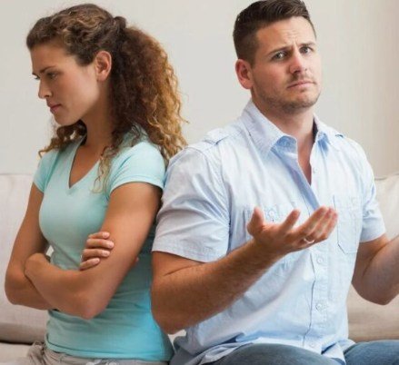 — Мамо, що ти їм доводиш? — із кімнати вийшов сімнадцятирічний син. — Чула б ти, що вони кажуть, коли тебе немає вдома! Ах, точно! Я ж записав на телефон!