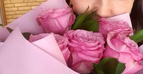 Вероніка намагалася не звертати уваги. Розмовляла з тими, хто був готовий розмовляти. Сміялася, коли було смішно. Їла канапе, бо була голодна. Випила міцного напою, бо захотілося. І тут Олега понесло…