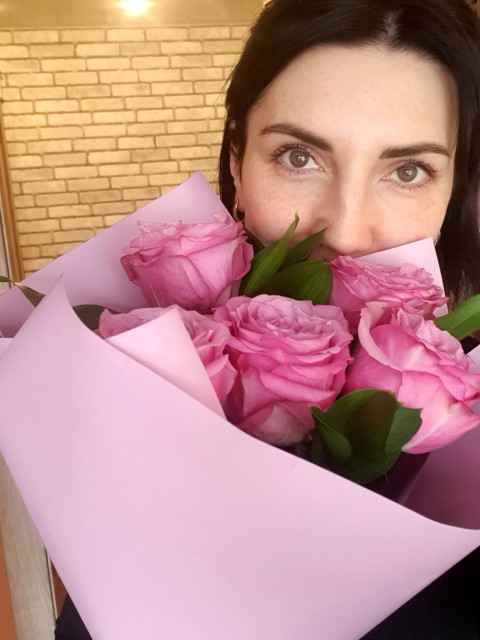 Вероніка намагалася не звертати уваги. Розмовляла з тими, хто був готовий розмовляти. Сміялася, коли було смішно. Їла канапе, бо була голодна. Випила міцного напою, бо захотілося. І тут Олега понесло…