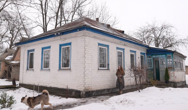 Я завжди мріяла жити в селі. Звичайно, не в зовсім глухому і занедбаному, а в нормальному селищі.  До сорока років мені, все ж, вдалося вмовити чоловіка на переїзд. Дочка вже вийшла заміж і жила окремо, мама моя з нами їхати не погодилася, залишилася в своїй міській квартирі, звикла, каже, до цивілізації.