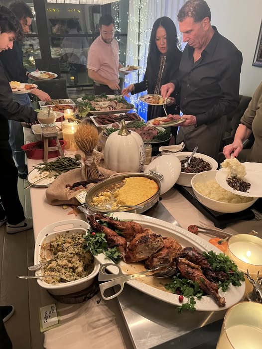 – Ну що, “вельмишановні” гості ? Наїлися? Напилися? Догодила я вам? – – Догодила, бачу! — А тепер — провалюйте всі з мого будинку! Це була остання вечеря, яку я вам приготувала! І востаннє, коли я для вас напружувалася! Тепер я не хочу вас ні бачити, ні чути та й знати вас не хочу!