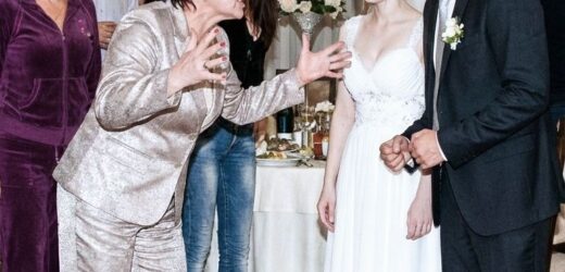 “Кришталевий келих” розбився об підлогу… гості посміхалися, а Марія не могла відвести очей від чоловіка. Дмитро, тепер офіційно її чоловік, сяяв від щастя.