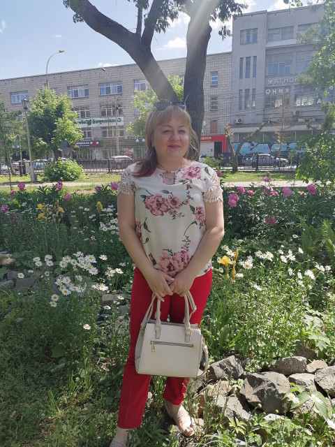 Я сиділа на ліжку в якомусь заціпенінні, бо як таке взагалі можливе? Через хвилину рипнули двері і в кінчату прийшов Євген.