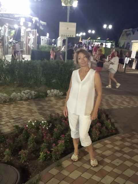 В Італії плани у мене дещо змінилися. Тут я дуже швидко зрозуміла, що у заробітчанок є своє неписане правило – допомагати спочатку дітям. Тут жінки одна наперед одну розповідають, хто що своїм дітям купив, в основному йшлося про квартири, будинки і машини.