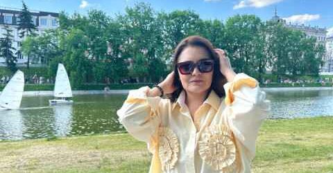 — Тринькає? – кажу навмисно голосно, – Ви, свате нічого не переплутали? Вона ваша невістка і не у вашому домі живе, ви у нас у приймах. Та й не вам про хазяйновитість розповідати, свою хату за вітром пустили, то не маєте права тут і слова казати.