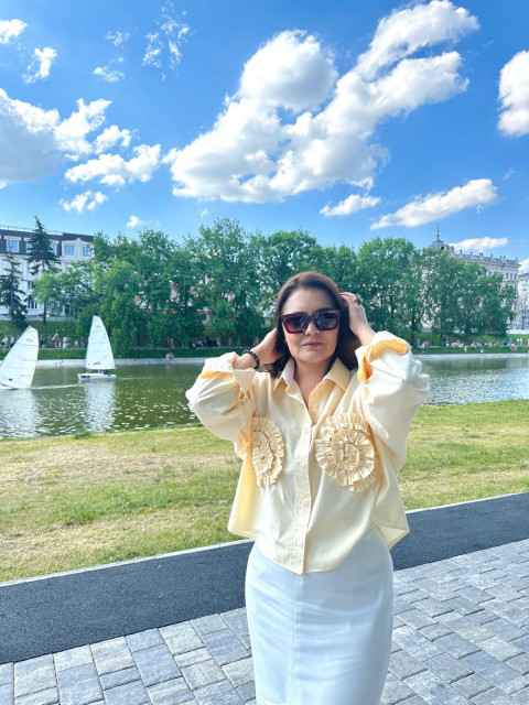 — Тринькає? – кажу навмисно голосно, – Ви, свате нічого не переплутали? Вона ваша невістка і не у вашому домі живе, ви у нас у приймах. Та й не вам про хазяйновитість розповідати, свою хату за вітром пустили, то не маєте права тут і слова казати.